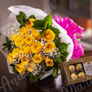 Rosas en bouquet y chocolates ferrero.