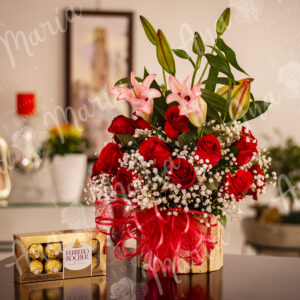 Arreglo floral rosas rojas  y  chocolates